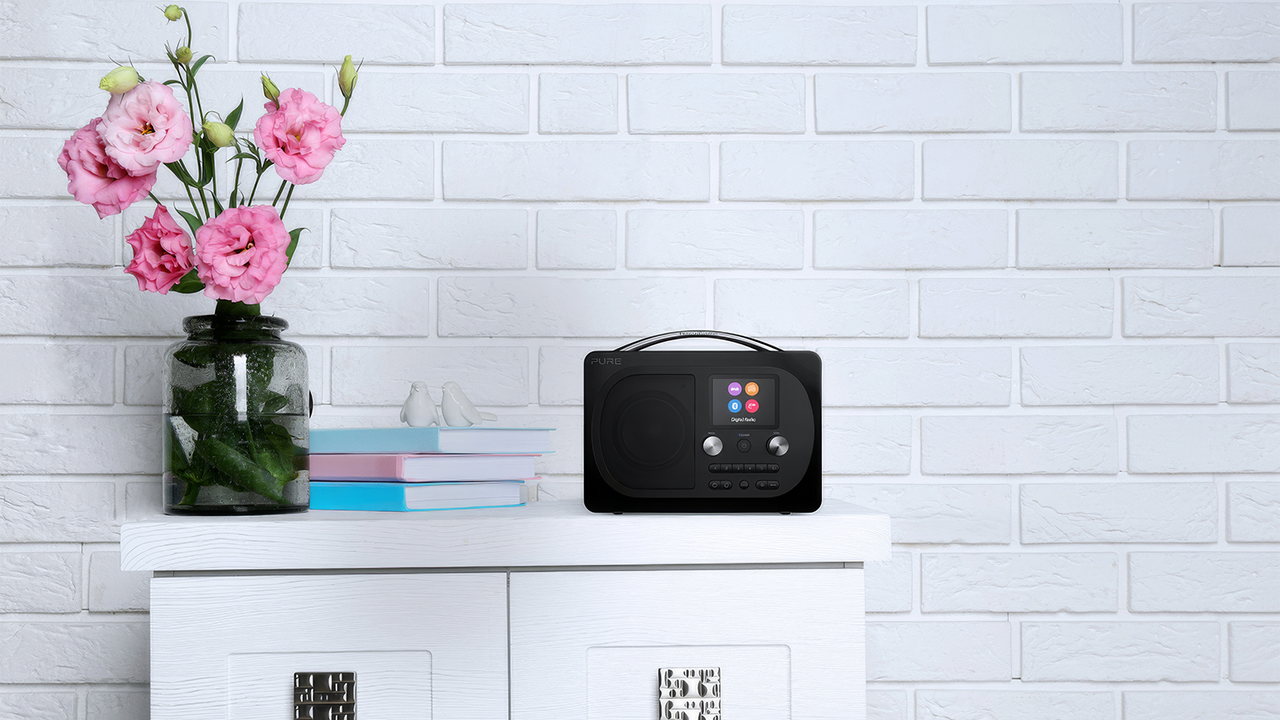 Różowe kwiaty i radio Pure Evoke H4 Prestige