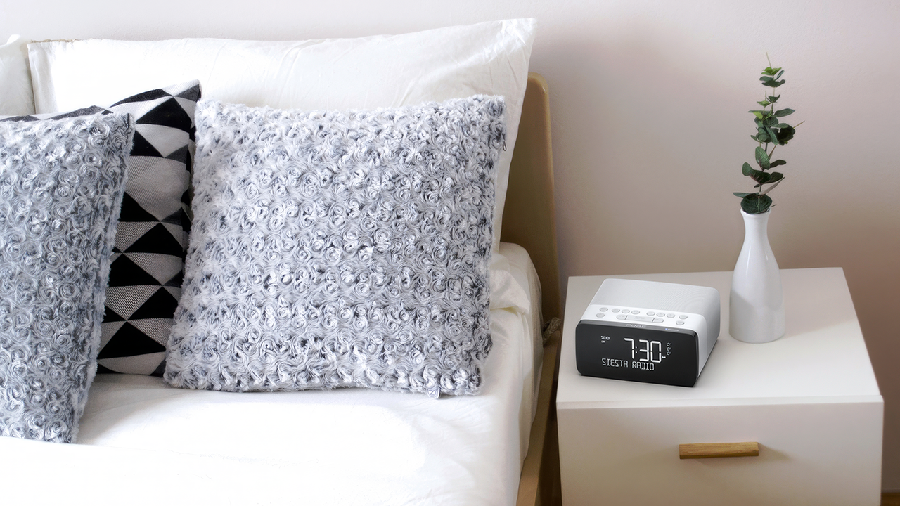 Radiobudzik z ładowaniem bezprzewodowym Siesta Chaerge od Pure