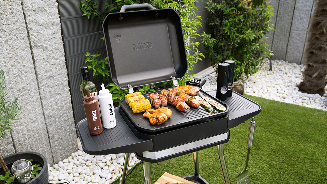 Grill Unold Jimmy z warzywami i smażącym się miesem