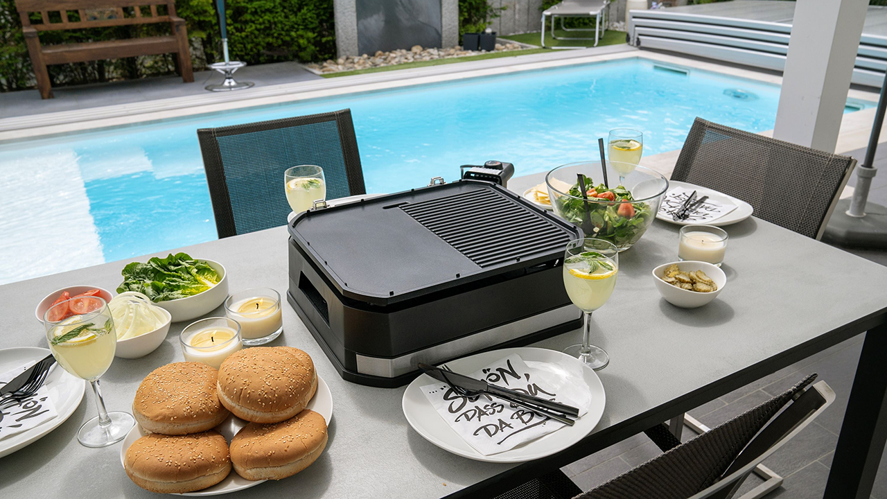 Grill Unold Jimmy w opcji stołowej oczekuje na mięso do burgerów